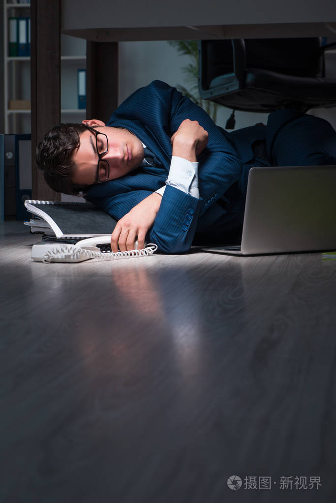 生意人加班工作很长时间晚在办公室