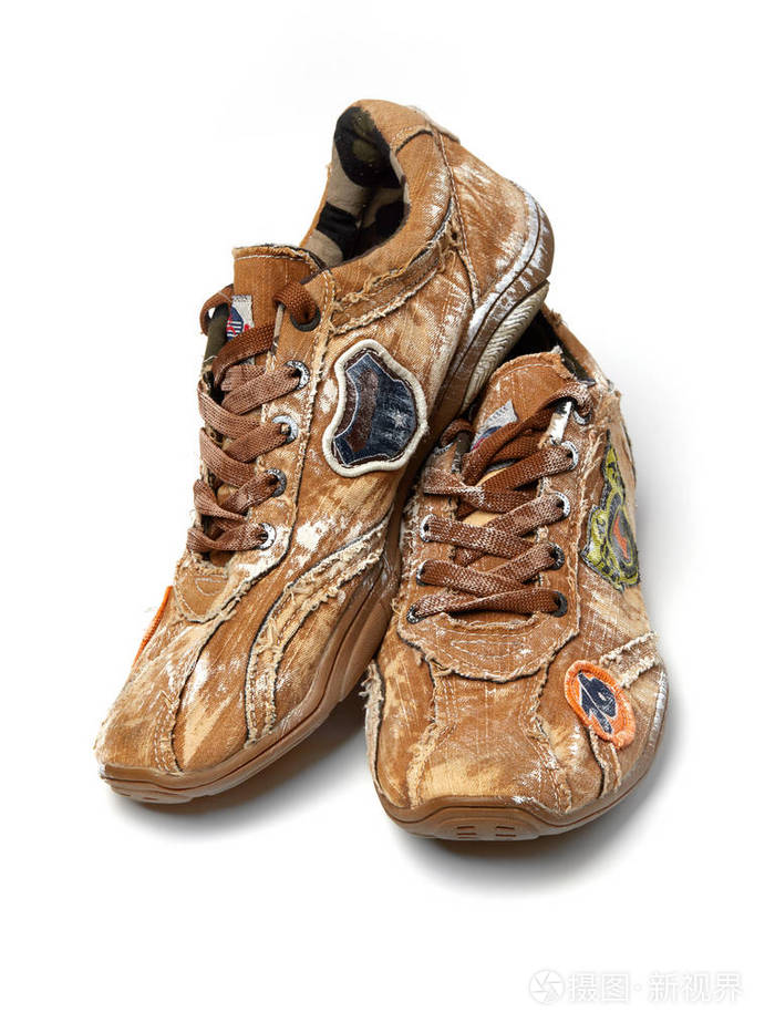 旧运动鞋孤立在白色上