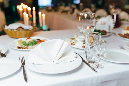 晚餐设置在一个表与老式奶油花边 tableclot