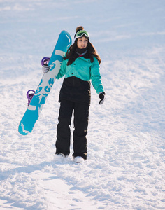 休闲, 体育概念业余滑雪去与她的董事会在白雪皑皑的斜坡