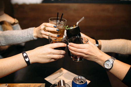酒吧碰杯图片