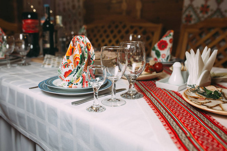 乌克兰晚餐设置在一个老式的奶油花边表安排