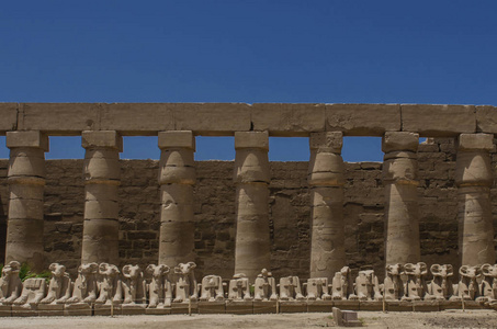 在卢克索，埃及卡纳克神庙的废墟
