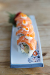 日式料理上有三文鱼的寿司卷
