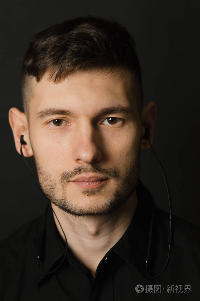 戴耳机的男人黑色背景的黑衬衫