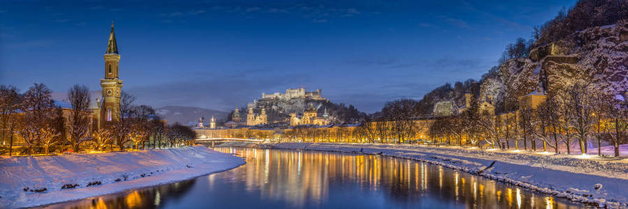 萨尔茨堡的历史城市全景在冬天期间 Salzach 河在蓝色小时, 萨尔茨堡土地, 奥地利