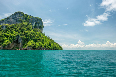 泰国卡拉比的海。 有许多令人惊叹的海滩和岛屿。