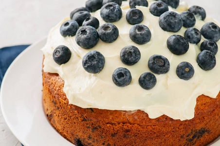 酸奶油蓝莓蛋糕在一块白色石头的盘子上服务