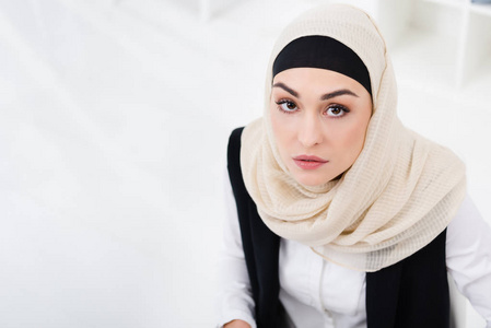 戴头巾的阿拉伯女商人在办公室里看镜头