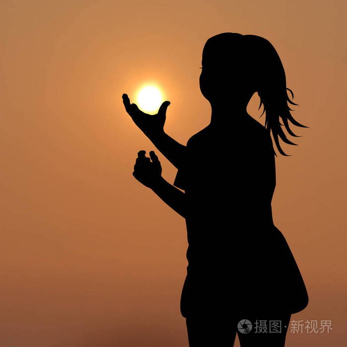 女孩手捧太阳的剪影