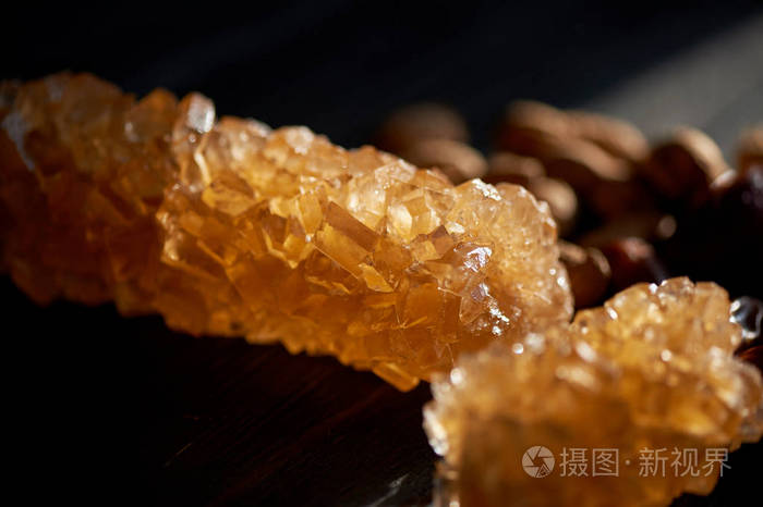 透明晶体中的褐色葡萄糖东方甜茶