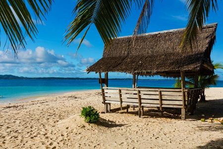 中午在菲律宾原始热带岛屿的海滩小屋