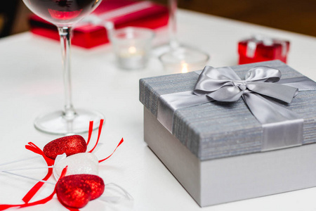 用一杯葡萄酒和礼物把桌子合上