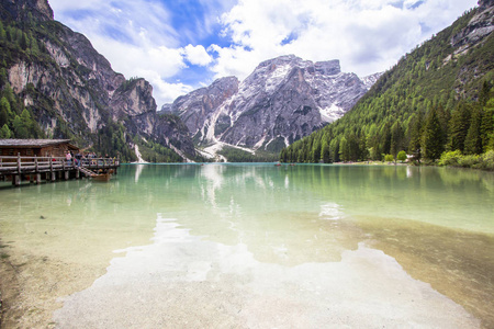 Braies 湖在白云岩, 意大利