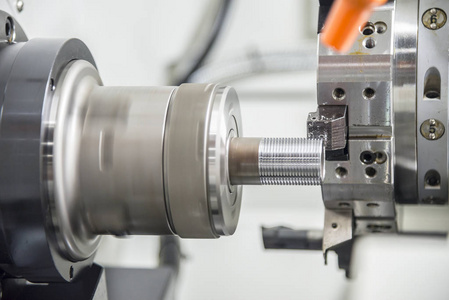 数控车床在管子末端切割螺纹照片