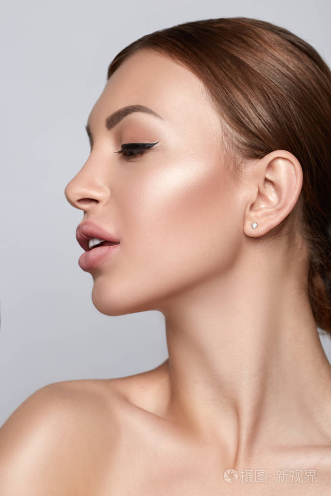 美女面部肖像. 美丽的水疗模特女孩与完美的新鲜清洁皮肤. 黑发女人的