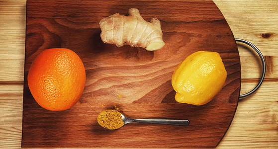 从橘子柠檬姜和肉桂喝些热饮料
