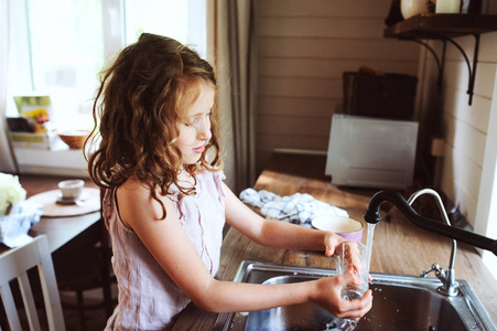 孩子做家务图片