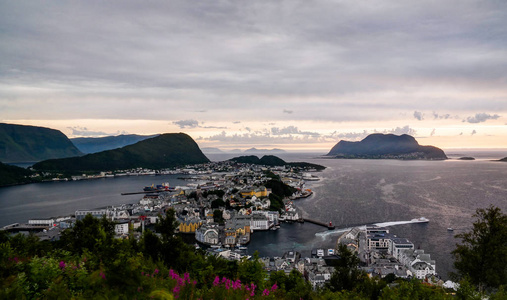 从 Fjellstua 观点看日落全景对阿莱宋德的看法, 挪威