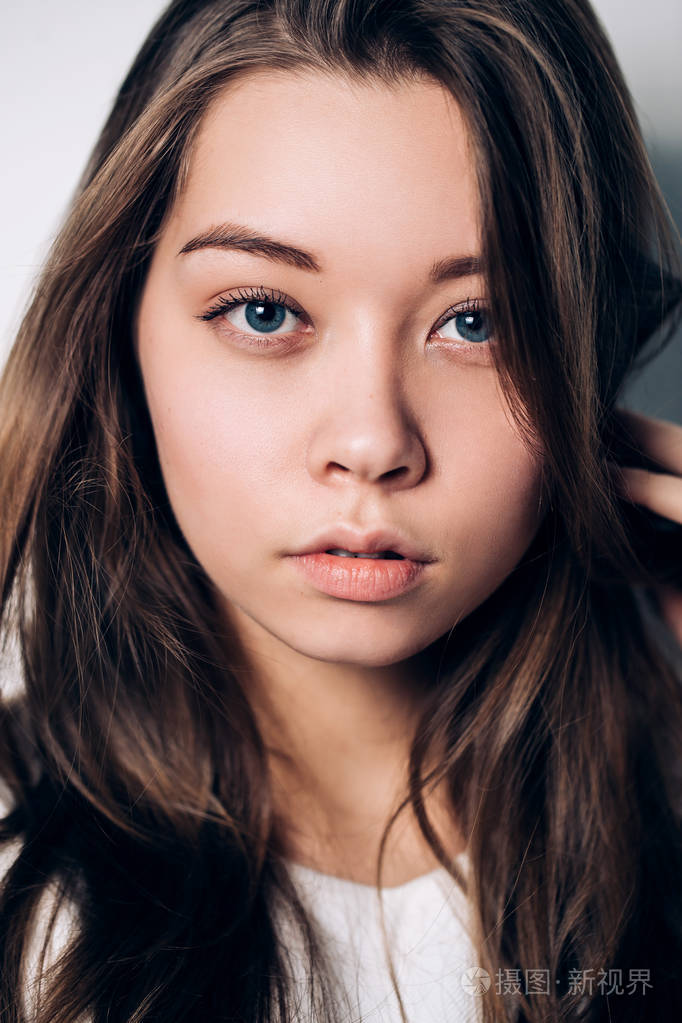 美丽的女孩的画像, 接近, 哀伤, 严肃的凝视对照相机
