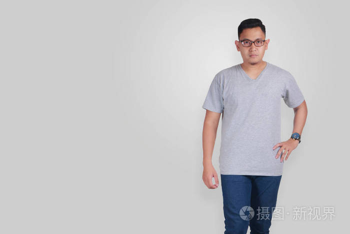 站立的年轻人灰色衬衣嘲笑