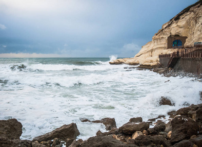 在以色列的 Rosh Hanikra 附近的地中海日落的小风暴