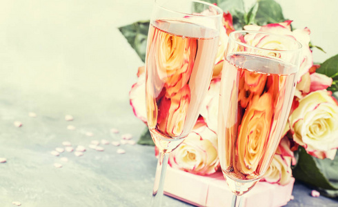 白色和红色玫瑰花束, 礼品盒, 眼镜与粉红色湛