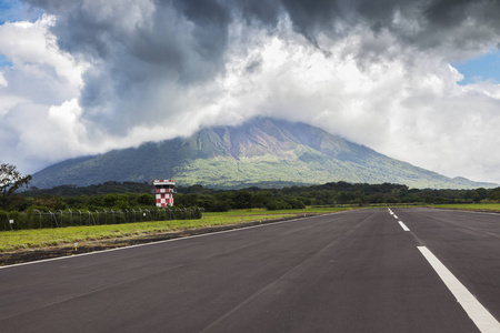 奥梅泰佩岛机场和火山。 尼加拉瓜奥梅泰佩岛。