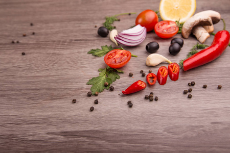 木制桌子上不同水果和蔬菜的健康食品背景工作室照片。 复制空间。 高分辨率产品