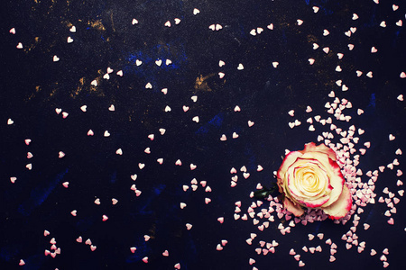 情人节的节日背景，白色玫瑰和甜美的粉红色心顶观
