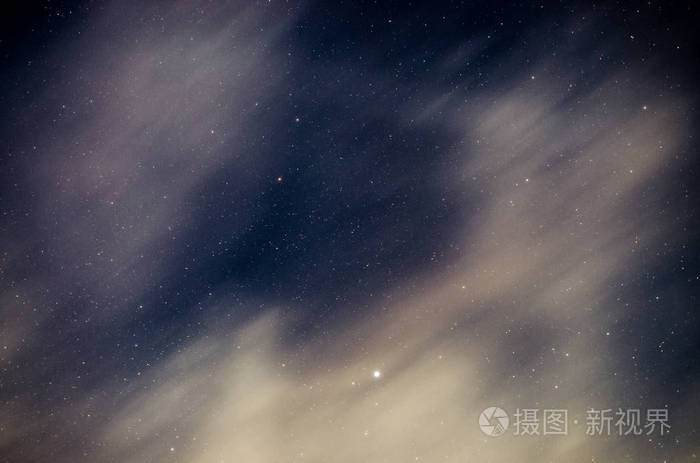 美丽乌云密布的夜空