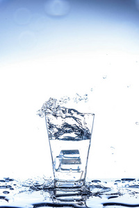 玻璃上的冰滴和水溅反射图片