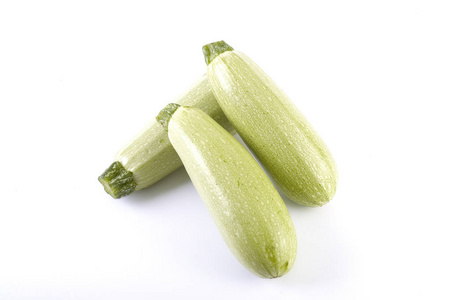 胡瓜既新鲜又美味. 白色背景下的新鲜蔬菜.照片