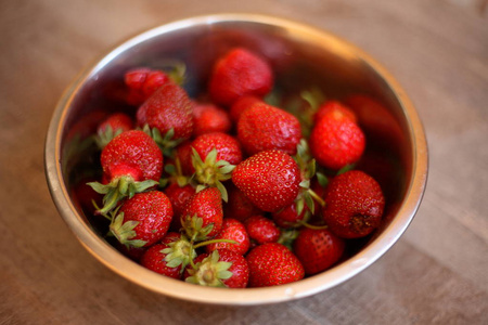 背景木桌上的草莓。