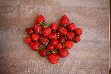 背景木桌上的草莓。