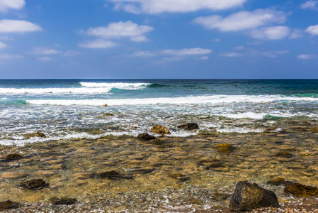 地中海的泡沫波冲刷了塞浦路斯岛上阿卡马斯半岛的岩石海岸。