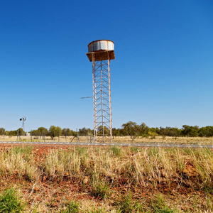 在澳大利亚，远程的概念在后面与沥青线和水箱。