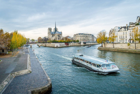 秋天在巴黎满载游客的皮尼切船