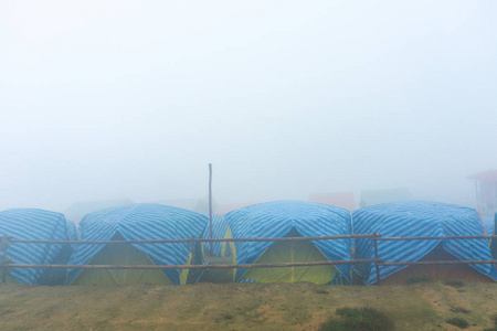 旅行帐篷在早晨与雾