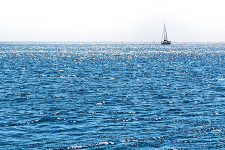 在澳大利亚，弗雷泽岛和海洋中的双体船，就像豪华游轮一样