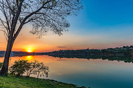 贝洛地平线特米纳斯吉拉斯巴西。 日落潘普尔哈湖景