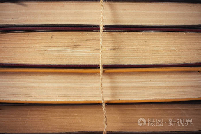 书的侧面系着一根绳子可用作backgro