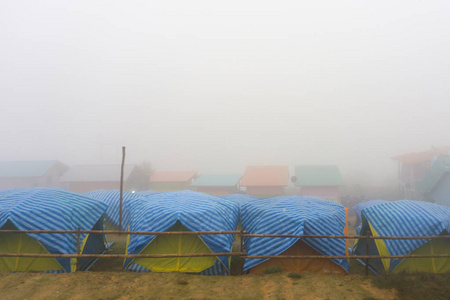 旅行帐篷在早晨与雾