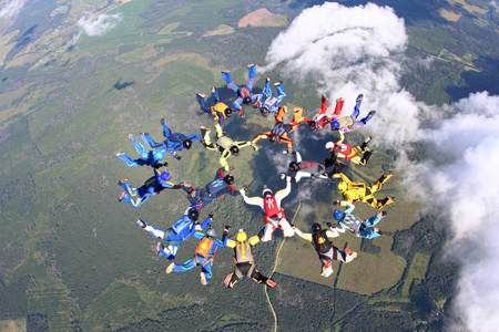 跳伞。一群跳伞者在天空中。