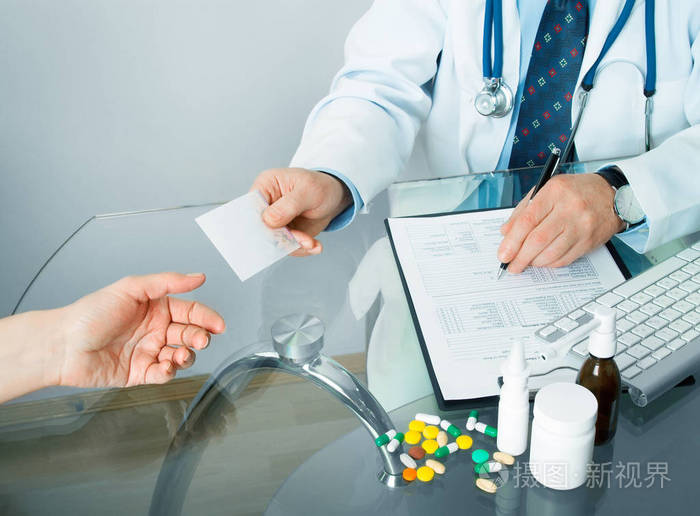 医生在工作场所开处方时给病人开处方