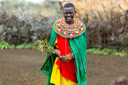 Massai 女人站在她的村庄