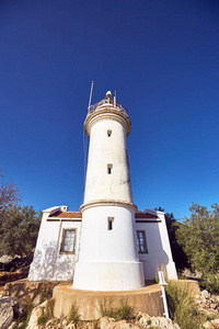 一个白色的灯塔, 表明在海边的路径