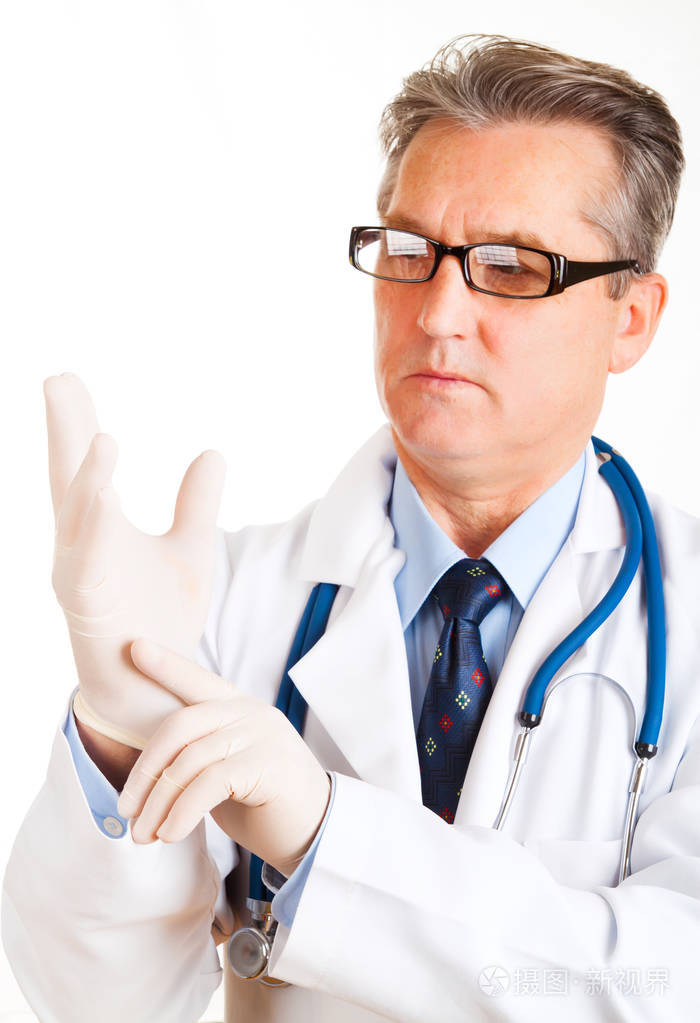 男医生在白色背景上戴上防护手套照片-正版商用图片115o52-摄图新视界