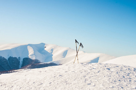 冬天的屏保雪山滑雪棒在雪地里