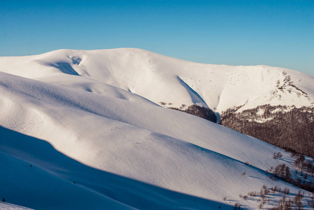 冬季屏保雪冬在山上运动冬季景观